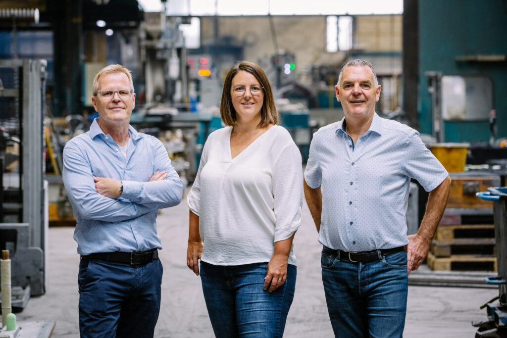 Gruppenbild in Produktionshalle